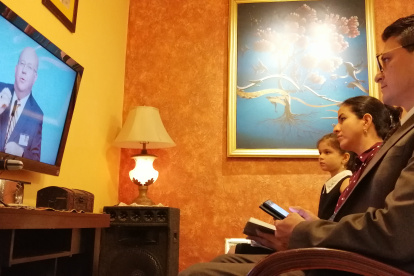 Los testigos de Jehová para ver los discursos virtuales de la convención anual desde casa se visten formalmente, como si asistieran a los salones donde suelen hacer estas reuniones.