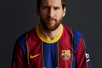 Lionel Messi posa con la nueva camiseta del Barcelona para la próxima temporada