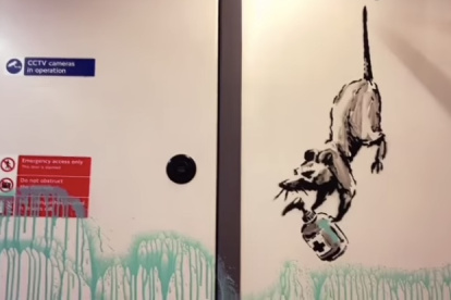 El artista urbano realizó varios dibujos para promover el uso de mascarillas en el transporte público.