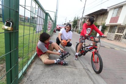 Situación. Adolescentes y niños no pueden ingresar a algunos parques para recrearse.