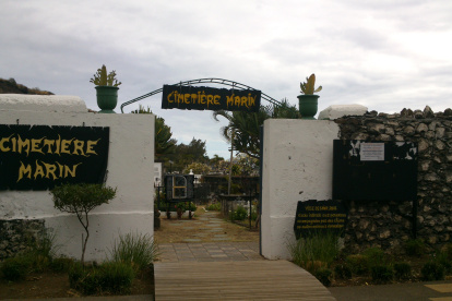 Seychelles. En este cementerio, se dice que están los restos del legendario pirata Olivier Levasseur, alias "El Gavilán".