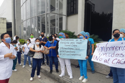 El plantón se realizó en la sede de la coordinación Zonal 8 del Ministerio de Salud Pública.