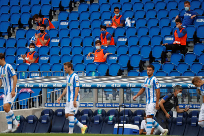 La opción de que los equipos puedan realizanr hasta cinco sustituciones durante un partido se mantendrá hasta mediados del próximo año.