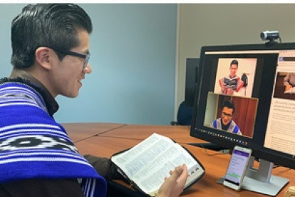 Un testigo de Jehová comparte información bíblica a través de redes sociales.