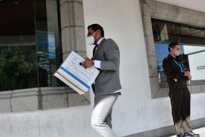 Expediente. Personal de la Fiscalía trasladó el expediente a la Corte.