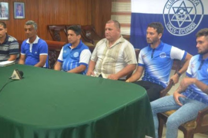 Mendoza (tercero de izquierda a derecha) es presidente de Santa Rita desde 2016.