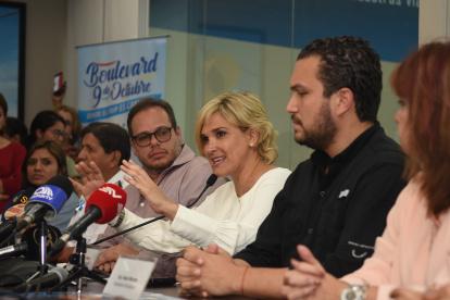 Andrés Roche (i) junto con la alcaldesa Cynthia Viteri, en una rueda de prensa.