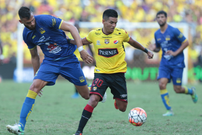 Wacho Vera (d), jugador de Barcelona que actuará como cedido en el cuadro manabita.