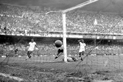El uruguayo Ghiggia derrota al golero Barbosa, consolidando el sorpresivo triunfo de Uruguay en el recordado Maracanazo.