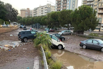 PALERMO. Las inundaciones, causadas por un repentino estallido de lluvia torrencial en esta isla siciliana, causaron daños y una interrupción masiva, con los bomberos haciendo cientos de intervenciones.