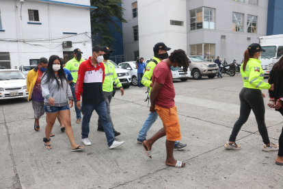 Hecho. Entre los detenidos hay una mujer que poseía un grillete electrónico.