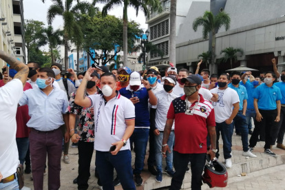 Al pie del Municipio, dueños de centros realizaron un plantón.