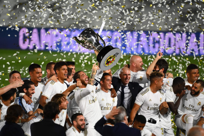 Los jugadores del Real Madrid levantan el trofeo luego consagrarse campeones.

 FBL-ESP-LIGA-REAL MADRID-VILLARREAL