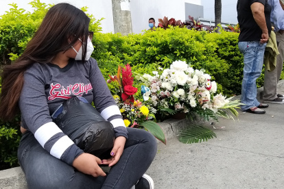 En el exterior de Criminalística, varias familias esperaron la entrega de sus parientes fallecidos.