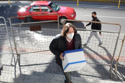 Evidencias. Funcionarios de la Fiscalía trasladan el expediente a la Corte.