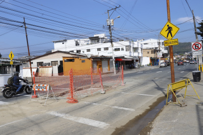 1. Obra. Hasta el martes de esta semana todavía no se cerraba el hueco que fue necesario abrir, para arreglar la tubería que se reventó el último sábado.