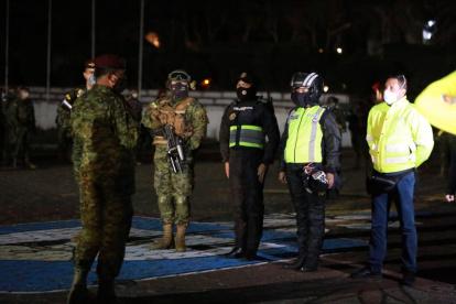 La noche de este jueves unos 250 militares acompañaron a la Policía y Municipio en los controles en el sur de Quito.