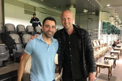 Jordi Cruyff estaría en el banquillo del Barca hasta que Xavi sea fichado por los catalanes.