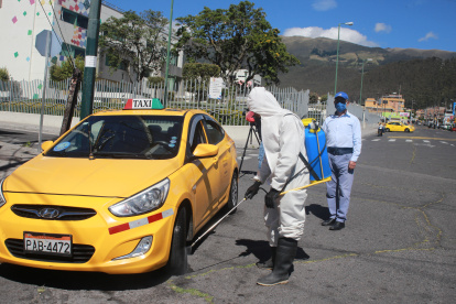 Fumigación al ingreso del hospital Pablo Arturo Suárez de Quito.