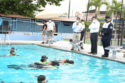 Capacitación. Quince agentes iniciaron su capacitación esta semana en piscinas, luego lo harán en ríos y el mar.