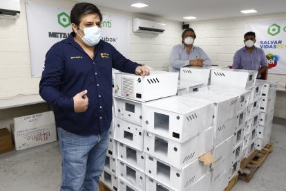 Édgar Landívar, Vicente Adum y Ronny Torres detallan el avance del proyecto de producción de 200 respiradores artificiales, que prevén concluir en dos semanas.