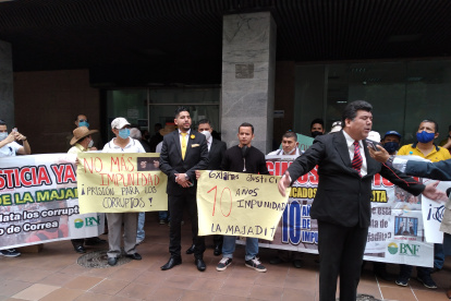 Un grupo de agricultores de la preasociación La Majadita realizó ayer un plantón en las afueras de la Corte Constitucional en Guayaquil.