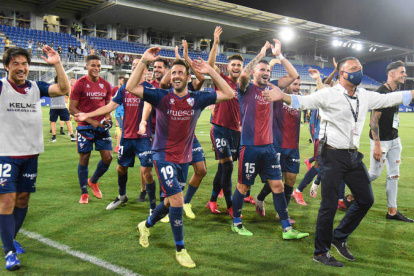 El doblete de Rafa Mir y el gol del japonés Shinji Okazaki en la segunda parte del choque frente al cuadro soriano dio la victoria a los hombres de Míchel, que acompañarán al Cádiz en Primera División la próxima temporada.
