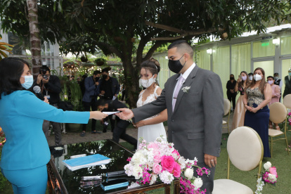 Sofía Cruz, jefa de Matrimonio de la corporación Registro Civil, entrega el certificado de que Daniel Toaza y Nicolle Torres.

PERIODISTA : LINA ZAMBRANO 

FECHA :16 /07/2020 

Agencia (ag-extra)