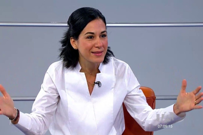 Muñoz cuenta con una Licenciatura en Ciencias Sociales y Políticas, título emitido por la Universidad de Especialidades Espíritu Santo de Guayaquil, Ecuador, en el año 1998.