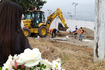Sepelio. Carolina Solís observa cómo se alista el entierro de su padre en el cementerio municipal del suburbio, la tarde del pasado 16 de julio.