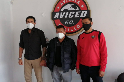 Iván Kaviedes (d) volverá al fútbol para jugar en el Aviced de Cuenca.