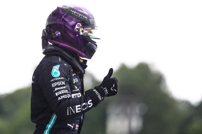Lewis Hamilton festeja tras conseguir el primer lugar en la clasificación del Gran Premio de Hungría y elevar a 90 su número de "poles"