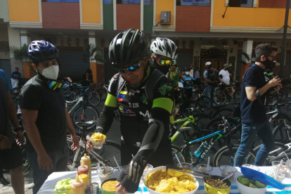 Medidas. Algunos ciclistas hicieron sus recorridos con mascarillas. Todos llevaron alcohol y gel.