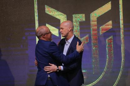 Jordi Cruyff (d) tendría sus días contados como seleccionador de Ecuador tras no regresar al país. Jorge Célico (i) es uno de los nombres que suena para reemplazarlo.