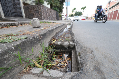 Hecho. Por la falta de la alcantarilla los desperdicios han tapado el ducto.