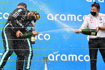 Lewis Hamilton (i) celebra la nueva victoria de Mercedes en el Gran Premio de Hungría.