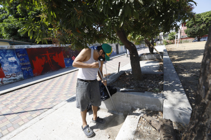 Acción. Moradores realizaron este sábado 18 una minga en las canchas deportivas. Retiraron los desperdicios que se acumulaban en la zona.