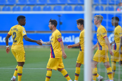 Lionel Messi (segundo desde la izquierda) encabeza la celebración del Barcelona, que sumó una fácil victoria ante el Alaves.