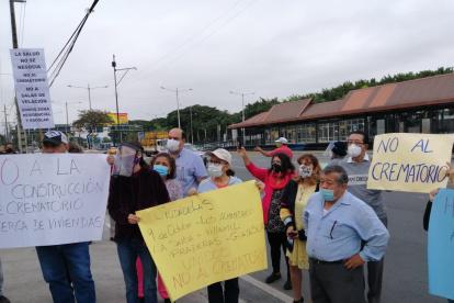 Guayaquil. En la ciudadadela 9 de Octubre, moradores rechazaron la construcción de un crematorio en la zona, pues temen que podría afectar su salud.