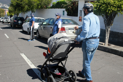 Moradores de California Alta, de Quito, toman medidas de bioseguridad incluso en la separación de la basura.