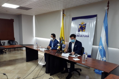 El ministro de Producción Iván Ontaneda y el presidente de la Cámara de Acuacultura, José Antonio Camposano, expusieron la realidad del sector.