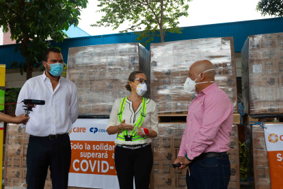 Acto. El vicealcalde de Guayaquil, Josue Sánchez recibió la donación de Eloisa Bernal de Colgate Palmolive y Andrés Córdova de CARE Ecuador