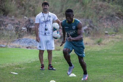 José Angulo se prepara intensamente para debutar con Barcelona en LigaPro.