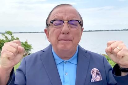 El empresario hizo el anuncio de su precandidatura en redes sociales.