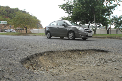 Deterioro. Huecos con tal profundidad, como el que se ve en la imagen, son constantes en las vías externas de la ciudadela La Joya. Ellos, según advierten los residentes, han tenido accidentes sobre todo los motociclistas