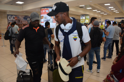 Jefferson Orejuela finalmente se pondría la amarilla.