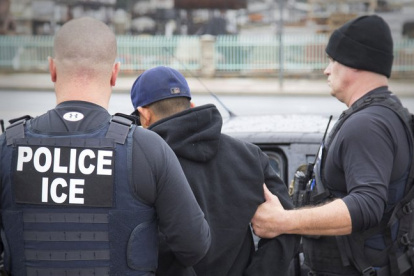 Agentes de la Oficina de Inmigración y Aduanas de Estados Unidos detiene a un indocumentado.