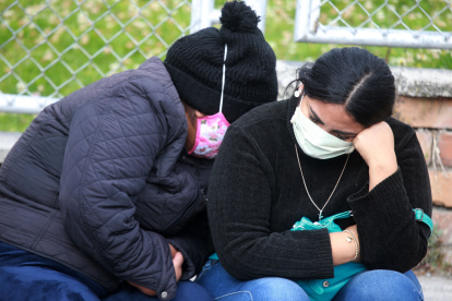 Escenas como estas, personas esperando información en las veredas, se pueden observar en los exteriores de los hospitales Enrique Garcés e IESS Quito en el sur de la capital.