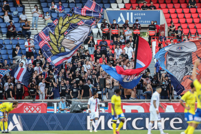 El partido de exhibición entre el PSG y el Waaland-Beveren de Bélgica demostró que los hinchas no están aptos aún para acudir a los estadios.