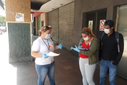 Los voluntarios acuden a dar apoyo a las familias con cáncer en la entrega de donaciones de los kits de alimentos. Jéssica Camejo (izq.) organiza las jornadas en varias zonas de Guayaquil.